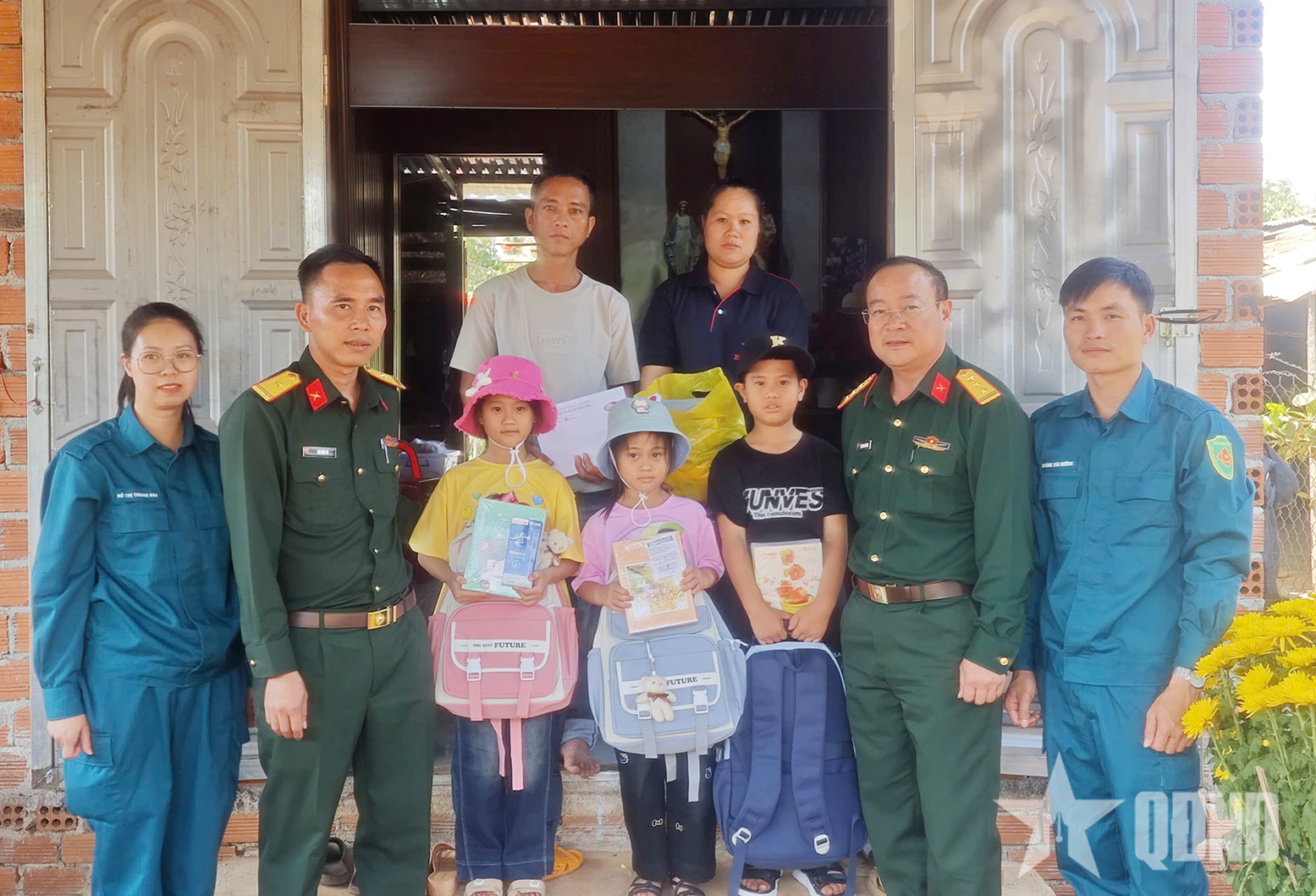 Ban CHQS xã Đắk Sắk hỗ trợ gia đình bị hỏa hoạn vượt qua khó khăn